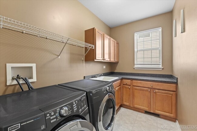 Building Photo - 706 Versailles Pkwy