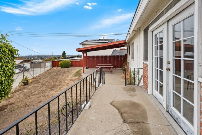 Building Photo - Hilltop Ranch Style Home