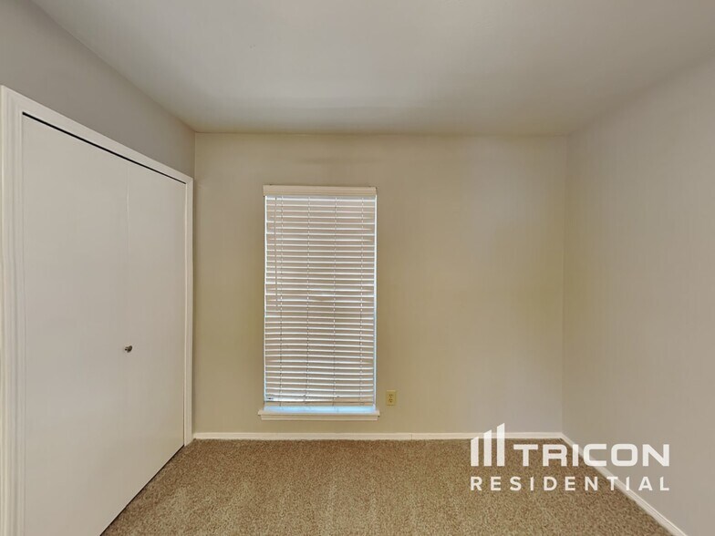 Building Photo - 1378 Southridge Dr