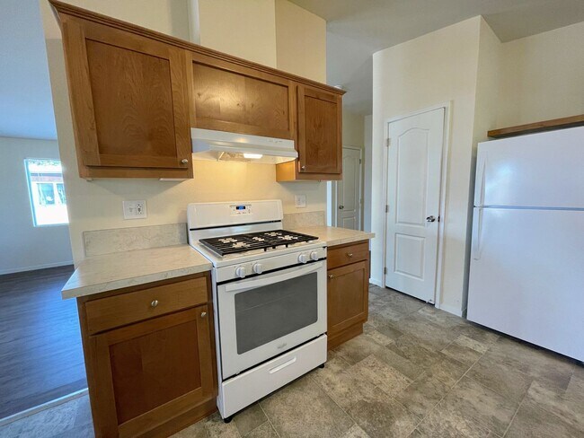 Building Photo - 3 Bedroom Mobile Home for rent!