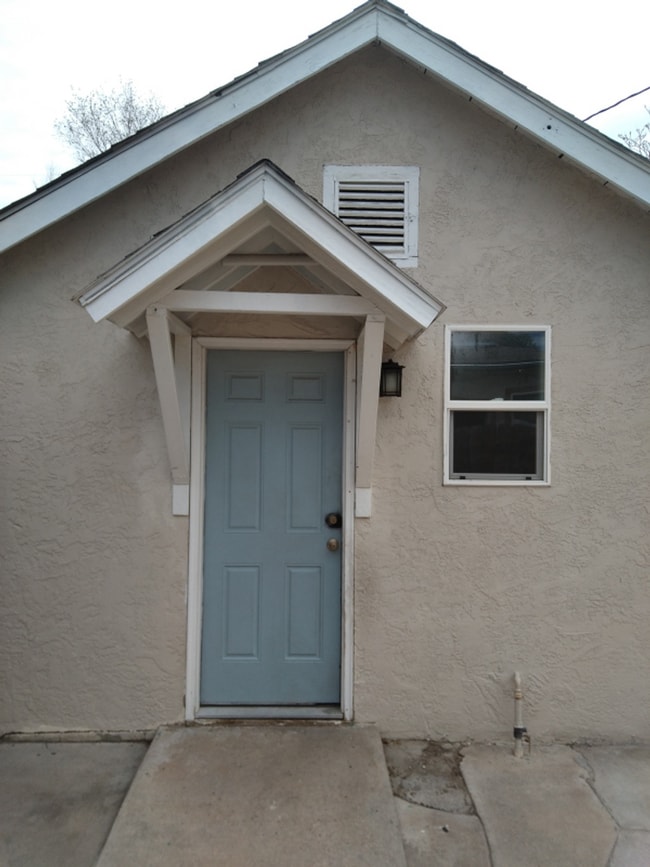 Building Photo - 1004 1/2 Elm St