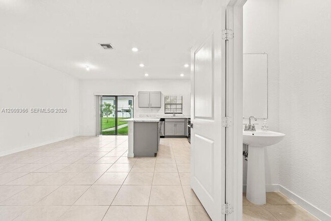 Building Photo - 1167 SW 7th Ct