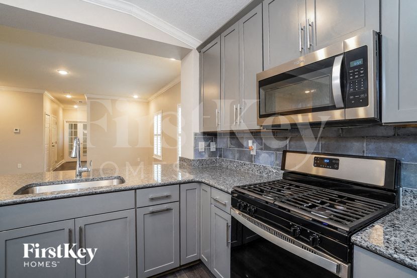 Building Photo - 725 Chandler Dr