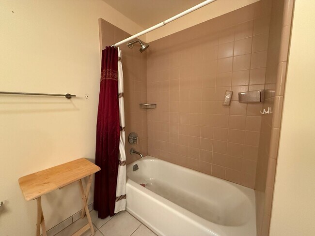 Building Photo - Modern Condo in the Heart of the City's Lo...