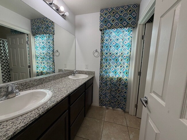 Building Photo - 4 BED 2.5 BATH 2 CAR GARAGE SINGLE FAMILY HOME W/ FULLY LANDSCAPED BACKYARD. THIS WAS FORMER MODE...