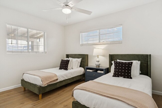 Building Photo - 2929 N 55th Pl