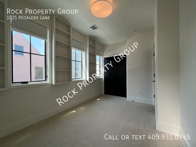 Building Photo - 1025 Pedalers Ln