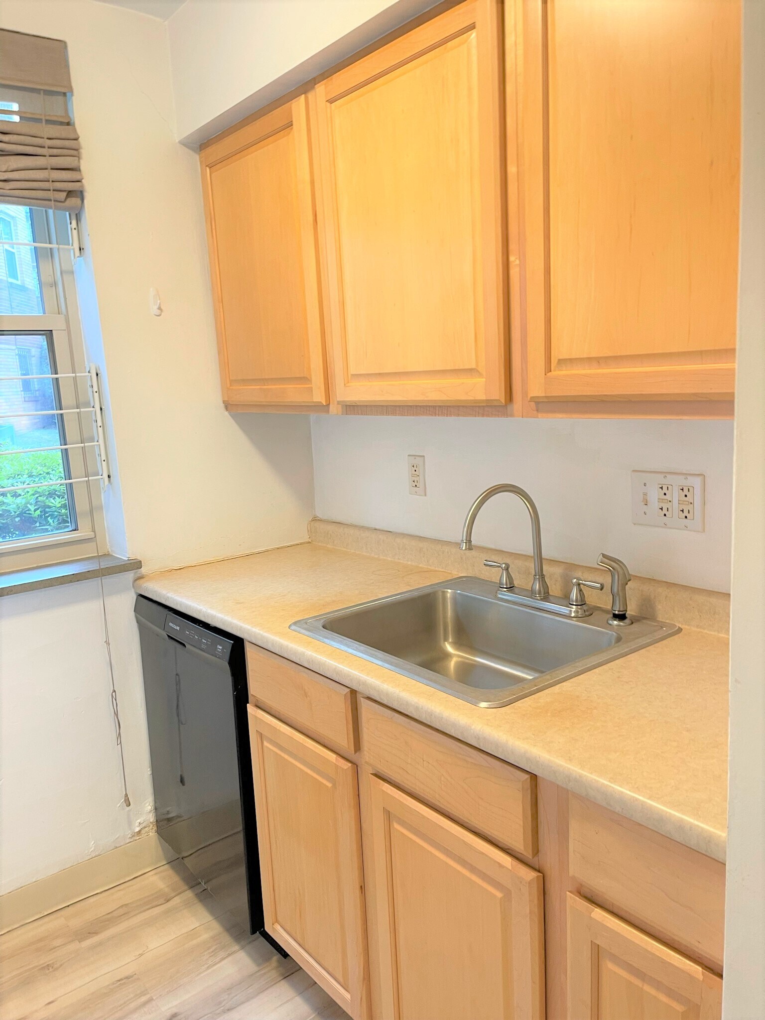 Building Photo - 5712 Phillips Ave