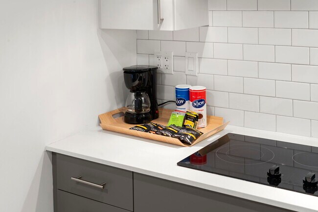 Building Photo - Cozy Studio Suite, Steps from River North & Shops