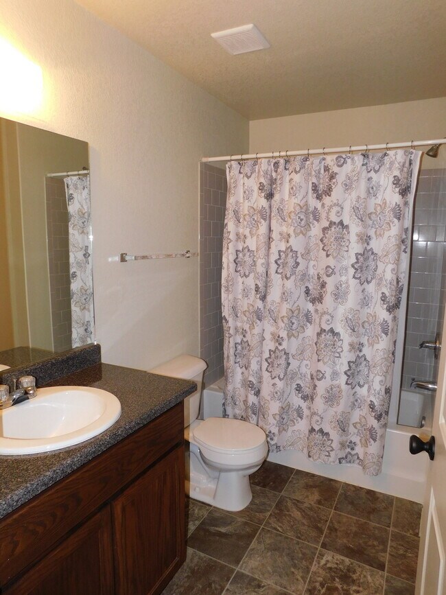 Building Photo - NICE TOWNHOME IN SUNSET MOUNTAIN VILLAS!