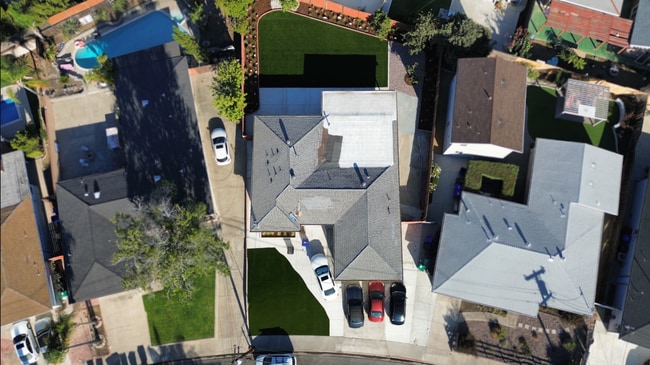 Building Photo - 7 Bed House in Prime Location, Steps to Ca...