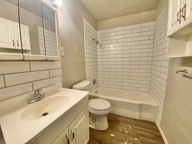 Building Photo - 3 bed 1 bath now available