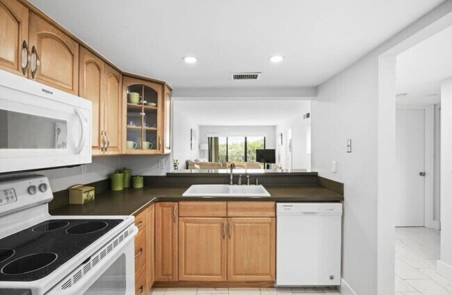 Building Photo - 9400 S Ocean Dr