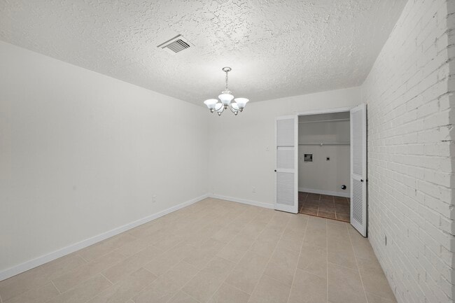 Building Photo - 13815 Grosvenor St