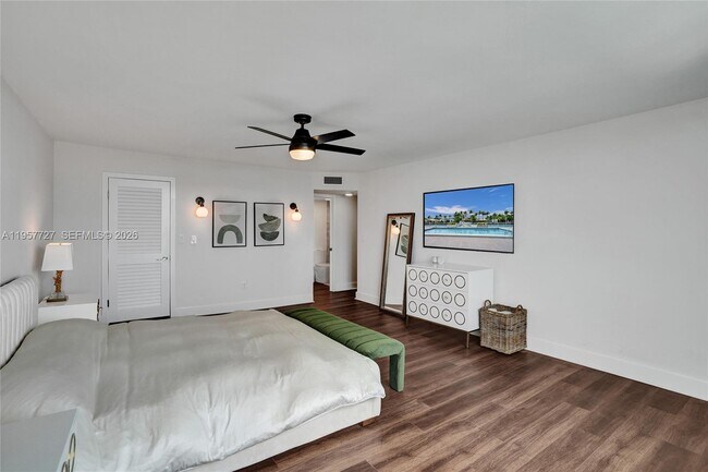 Building Photo - 10000 W Bay Harbor Dr