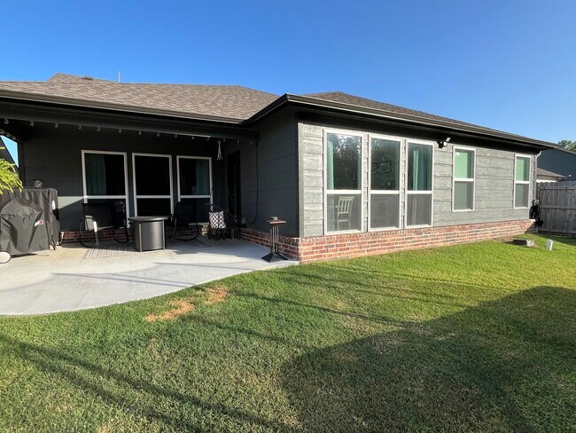 Building Photo - 1808 E. Van Buren PL.