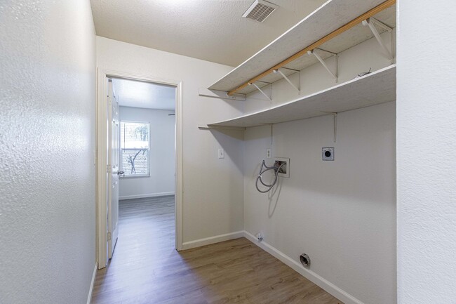 Building Photo - 3 bed 2 bath home for RENT in Modesto by H...