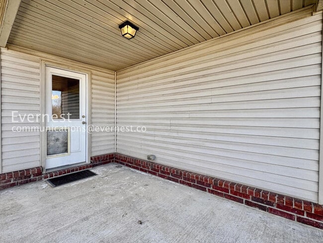 Building Photo - 3 Bed/2 Bath Home with Fenced Yard & Garage / Pet-Friendly / Available Soon!