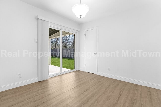 Building Photo - 512 Livingston Dr