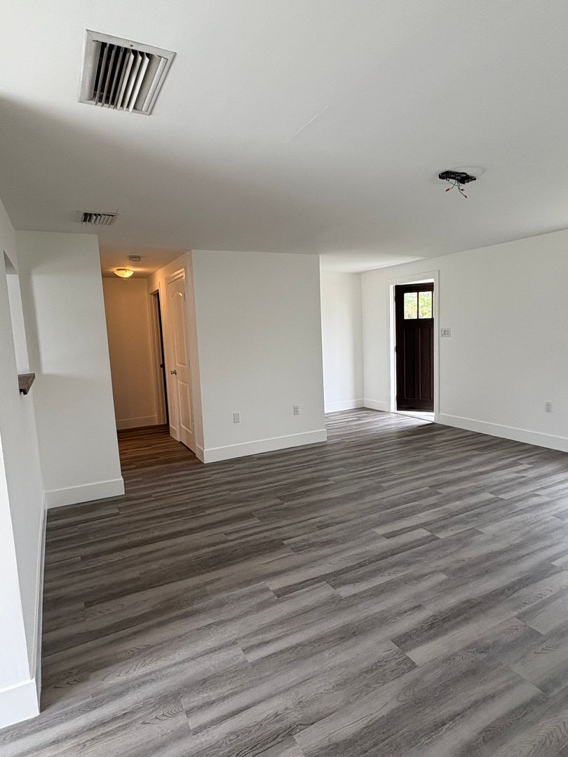 Building Photo - Spacious 2/2 with a garage available until end of December