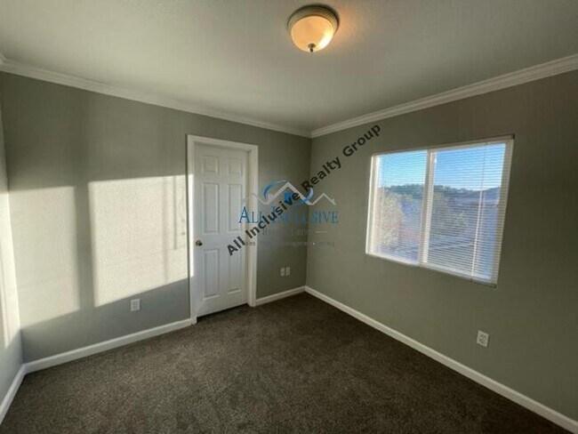Building Photo - Charming 3-Bedroom Home in Desirable Folso...