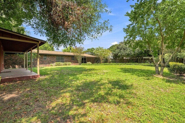 Building Photo - 1510 Royal Palm Dr