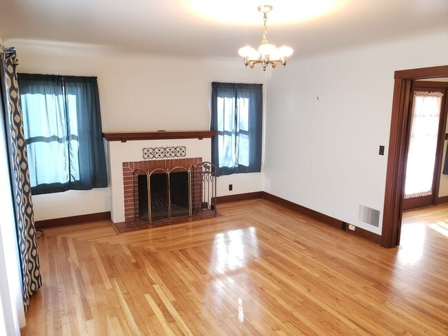 Building Photo - Charming Single Story 3 Bedroom 2 Bath Ava...