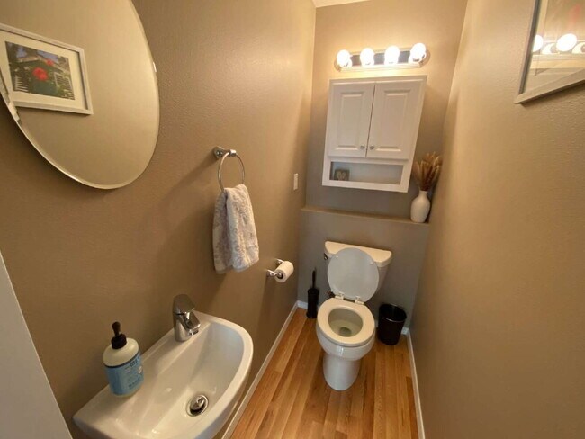 Building Photo - Quiet 3-Bed, 1.5-Bath Home with Large Encl...