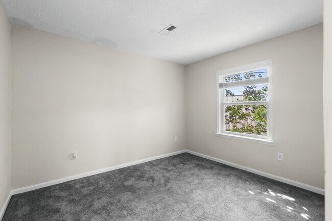Building Photo - End unit of a Triplex within walking dista...