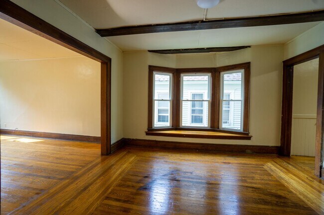 Building Photo - Spacious 3 Bedroom With Beautiful Front Po...