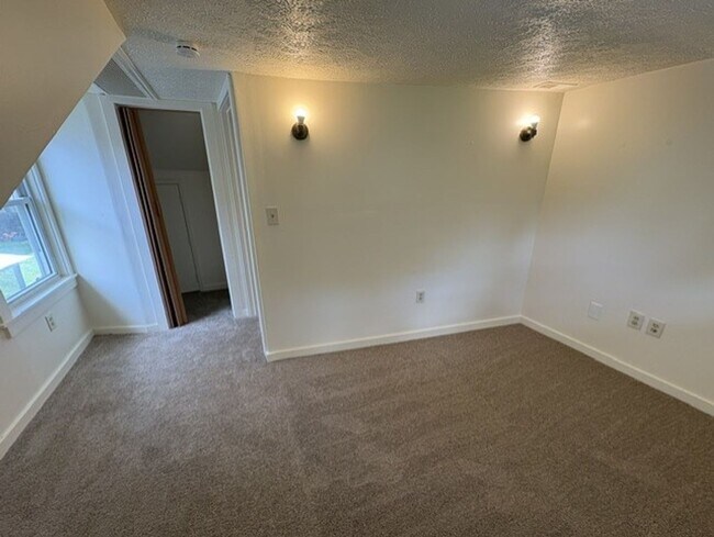 Building Photo - Freshly Updated 3 Bedroom Home with Bonus Room in North Hill