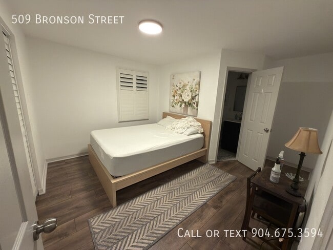 Building Photo - 509 Bronson St