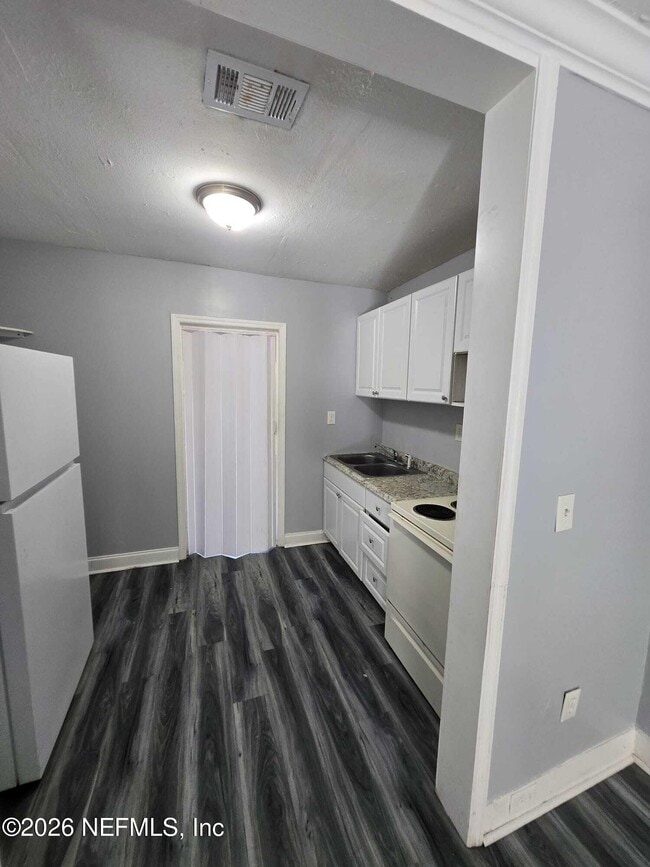 Building Photo - 1551 E 27th St