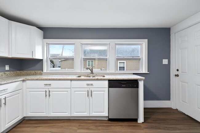 Building Photo - Newly renovated property