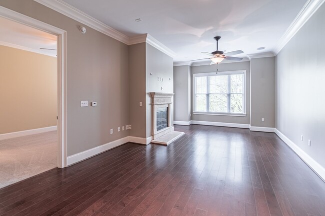 Building Photo - Excellently maintained 1 bedroom, 1.5 bath...