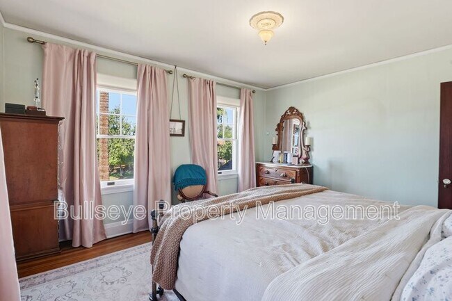 Building Photo - 525 W Lynwood St