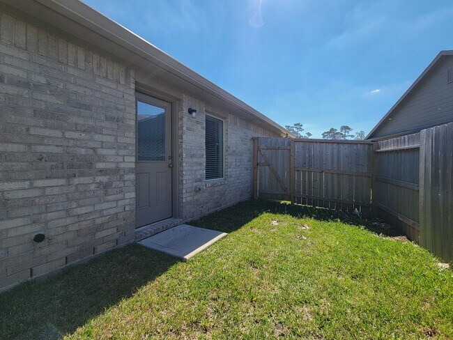 Building Photo - This single-story home has a comfortable layout with three bedrooms and a living area all on one ...