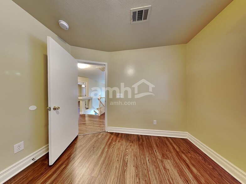 Building Photo - 8713 Sandringham Ave