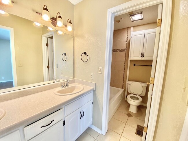 Building Photo - Charming 3/2/2 Jenks Home