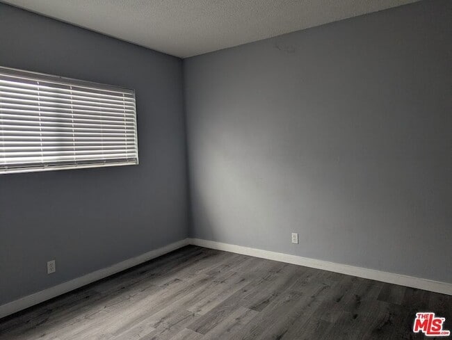 Building Photo - 901 W 64th St