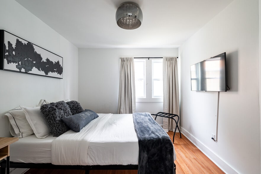 Building Photo - 1812 E Thomas Ave