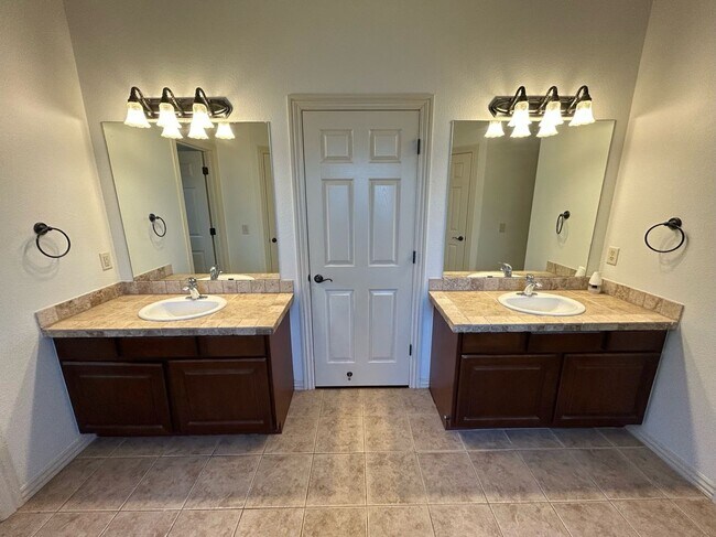 Building Photo - 1909 SW Elington St