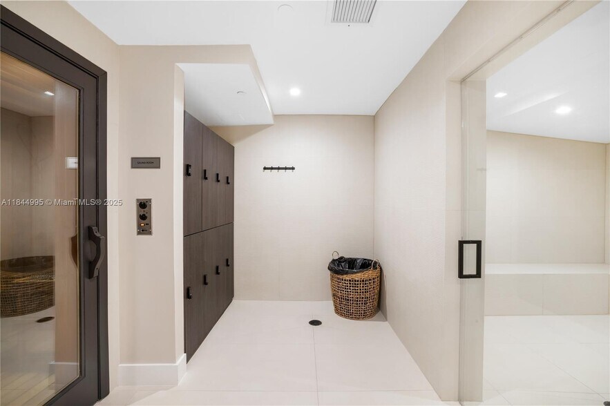 Building Photo - 15901 Collins Ave