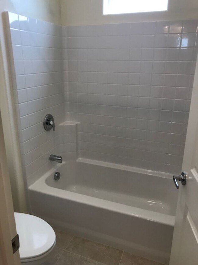 Building Photo - 3 bed 2 1/2 bath townhome in gated communi...