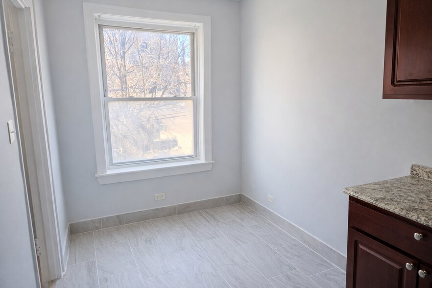 Building Photo - 1635 W Morse Ave