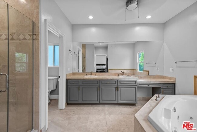 Building Photo - 4724 Noble Ave