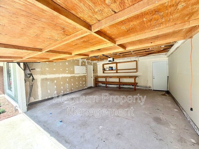 Building Photo - 45680 Clubhouse Dr