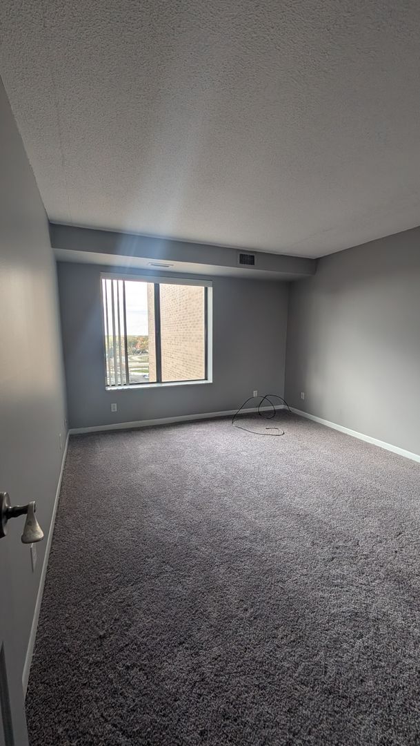 Building Photo - 16400 N Park Dr