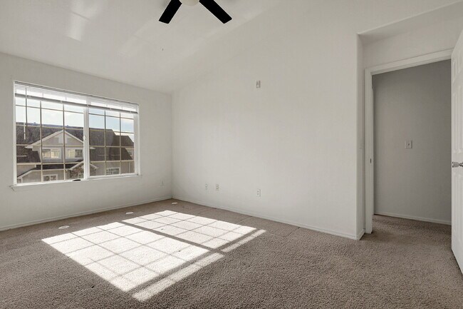 Building Photo - $2,250.00- 2 bed, 2 bath Condo with detach...