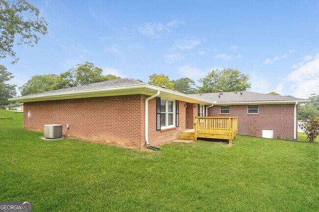 Building Photo - 600 Emerald Dr